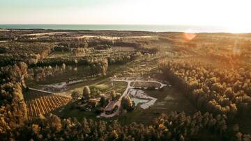Фото номера Дом с 1 спальней Дома для отпуска Jūrkalnes Meža SPA г. Ošvalki 96